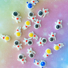 Load image into Gallery viewer, A365 Astronaut Charms 20pcs